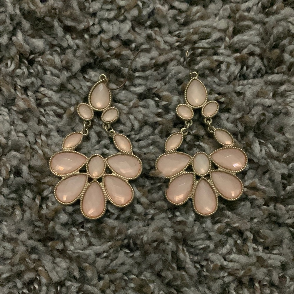 Set of light pink dangly earrings